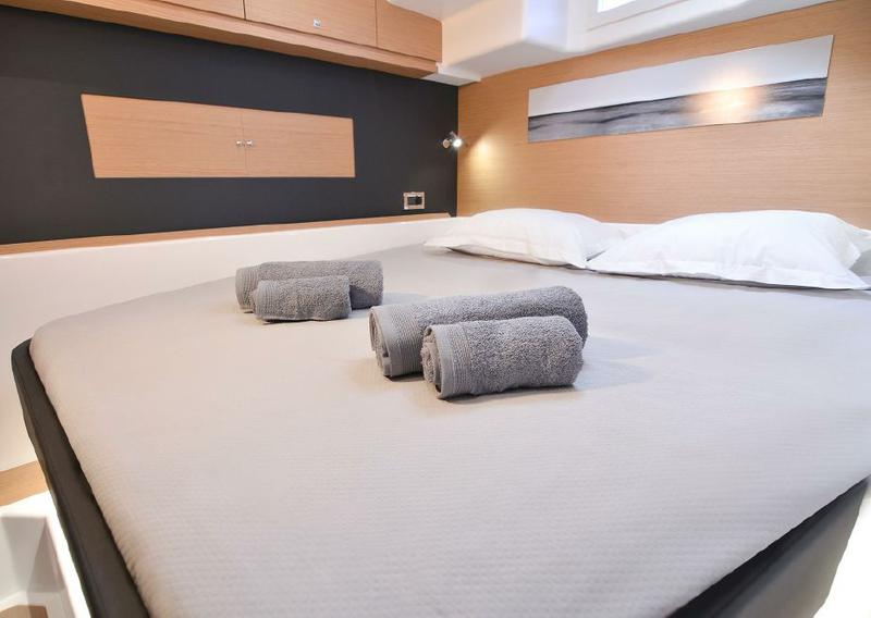 Book yachts online - catamaran - Dufour Catamaran 48 - Jovy - rent