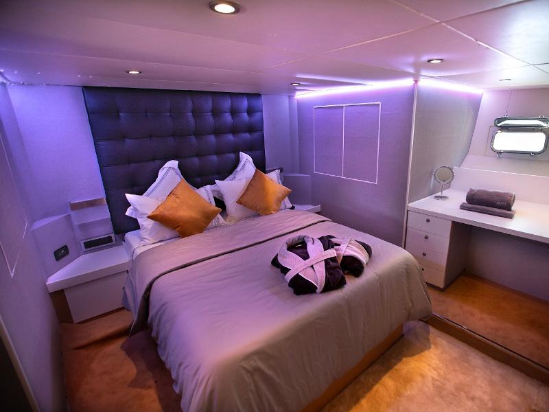 Book yachts online - motorboat - Explorer 92 - Boramar Luxe - rent