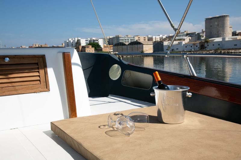 Book yachts online - motorboat - Riva 45 SuperAmerica - Hidra 1977 (Refit 2020) - rent