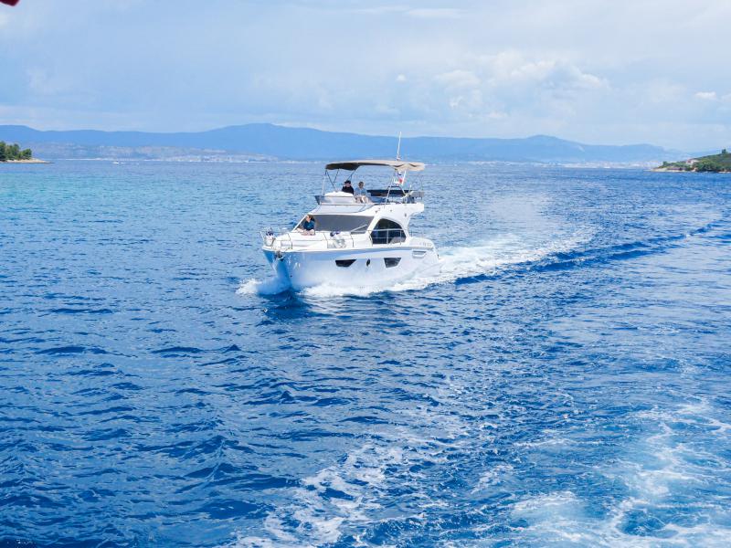 Book yachts online - motorboat - Sessa Fly 42 - Jupika II - rent