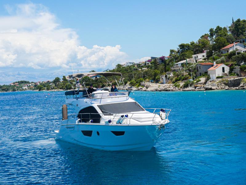 Book yachts online - motorboat - Sessa Fly 42 - Jupika II - rent