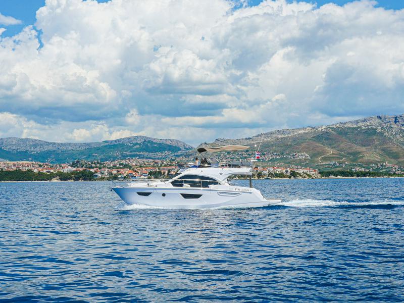 Book yachts online - motorboat - Sessa Fly 42 - Jupika II - rent