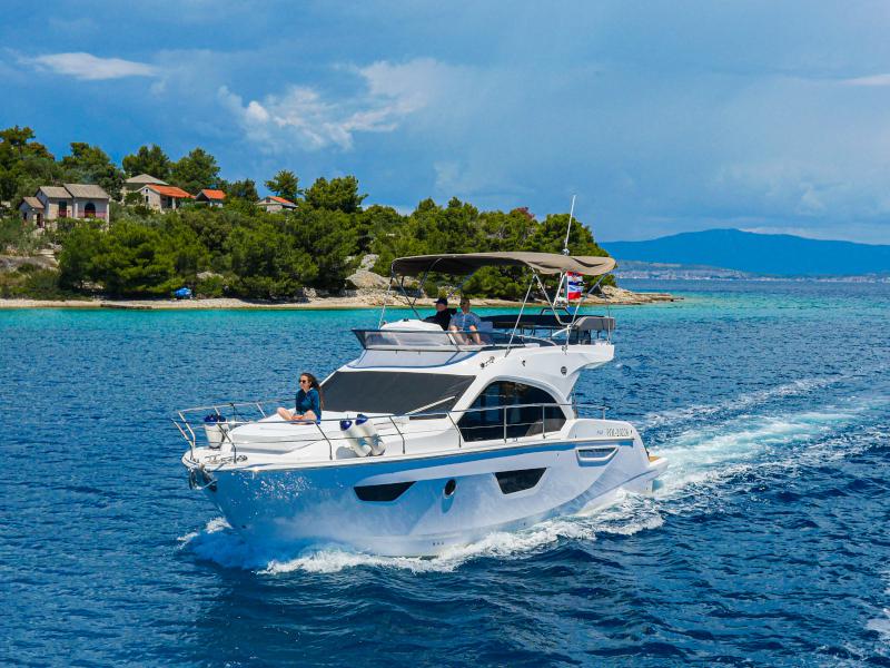 Book yachts online - motorboat - Sessa Fly 42 - Jupika II - rent