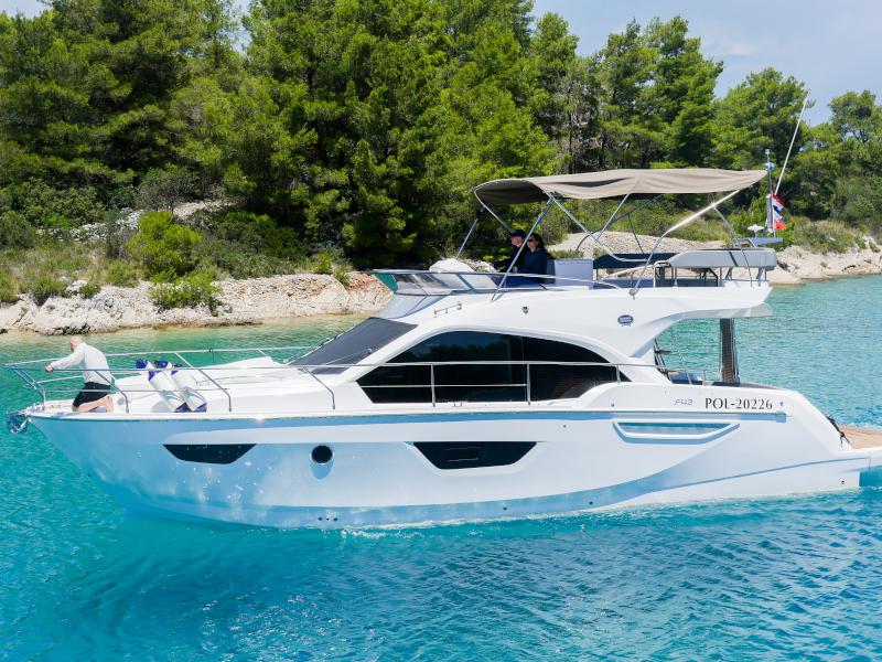 Book yachts online - motorboat - Sessa Fly 42 - Jupika II - rent