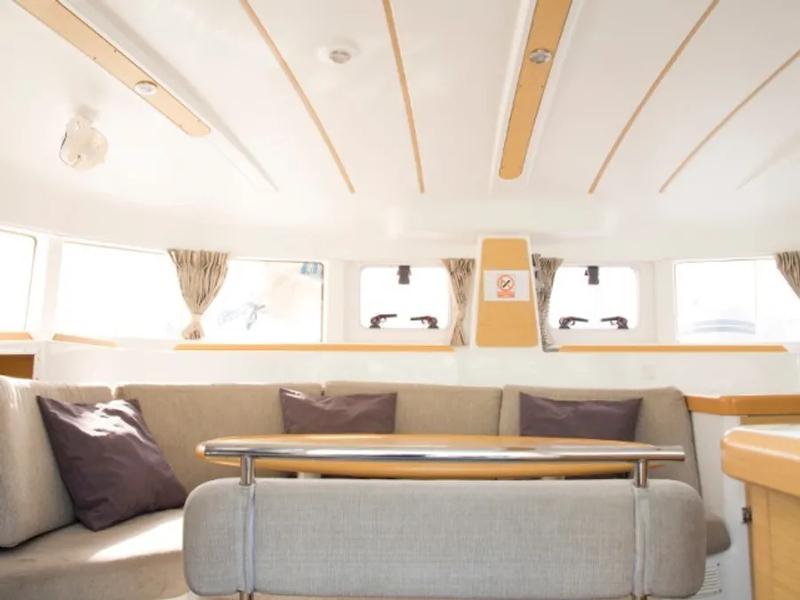 Book yachts online - catamaran - Lagoon 380 S2 - Voyager - rent