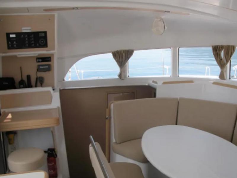 Book yachts online - catamaran - Lagoon 380 S2 - Voyager - rent