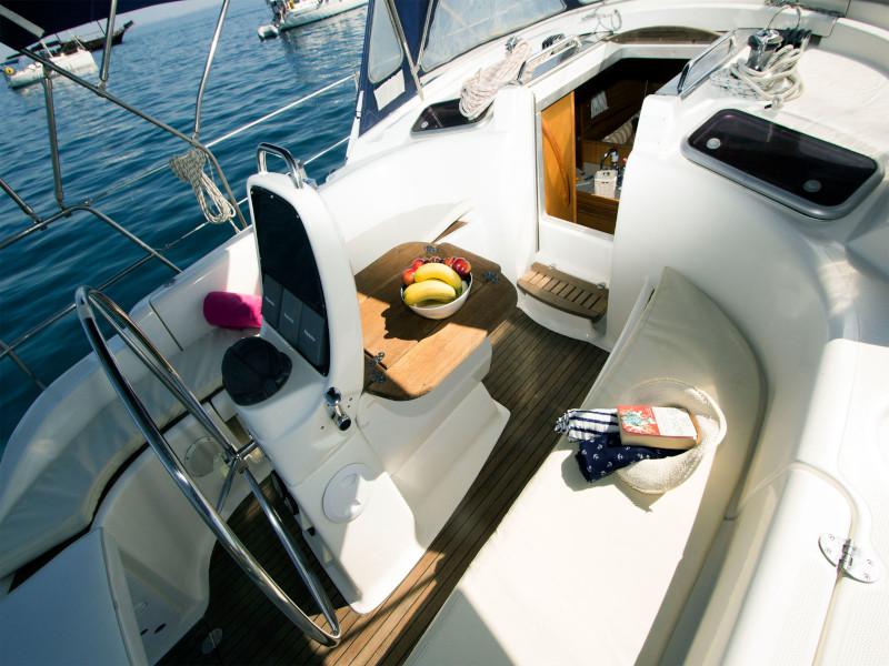Book yachts online - sailboat - Bavaria 37 Cruiser - Alkmini - rent