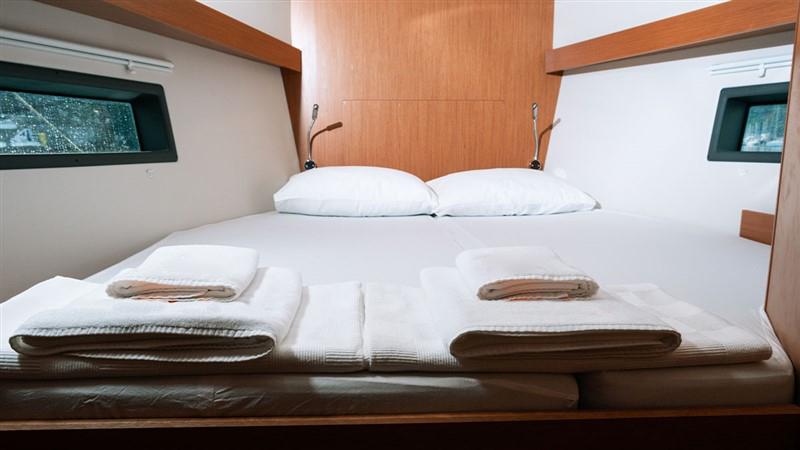 Book yachts online - sailboat - Bavaria C42 - NOMAD - rent