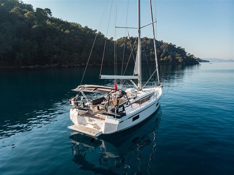 Book yachts online - sailboat - Bavaria C42 - NOMAD - rent