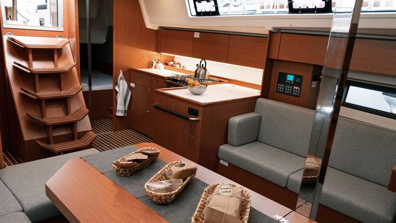 Book yachts online - sailboat - Bavaria C42 - NOMAD - rent