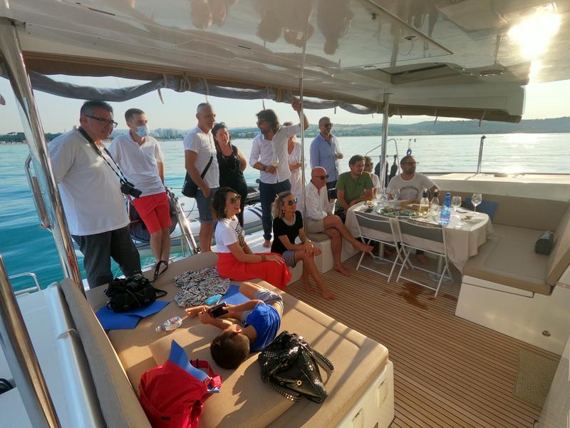 Book yachts online - catamaran - Lagoon 450  Flybridge - Zia Nella - rent