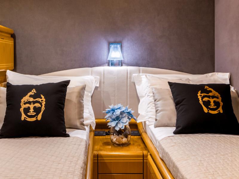 Book yachts online - motorboat - Ferretti 225 - Vento - rent