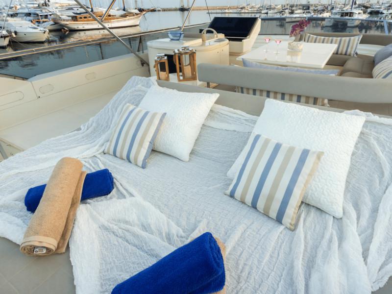 Book yachts online - motorboat - Ferretti 225 - Vento - rent