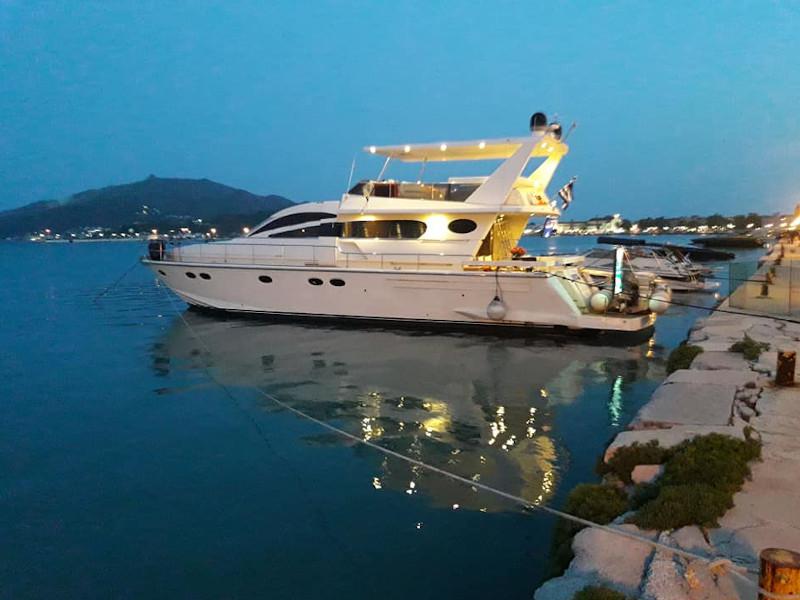 Book yachts online - motorboat - Posillipo Technema 68 - Sofia - rent