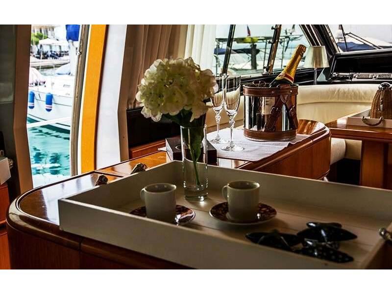 Book yachts online - motorboat - Posillipo Technema 68 - Sofia - rent