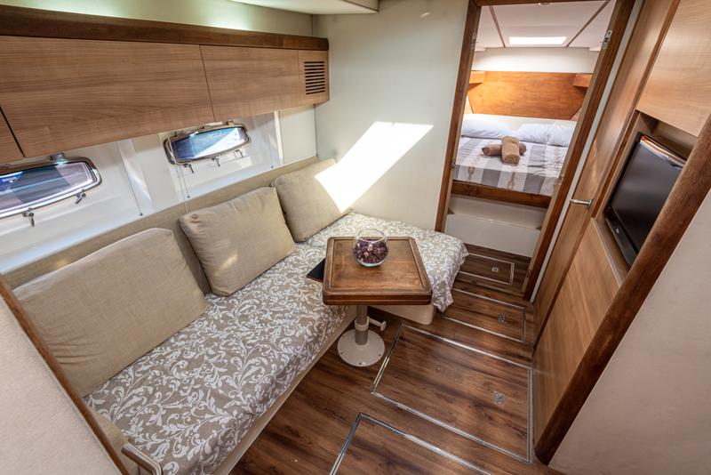 Book yachts online - motorboat - Sealine SC35 - Lara - rent