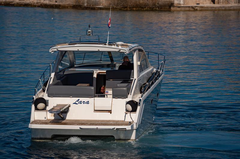 Book yachts online - motorboat - Sealine SC35 - Lara - rent