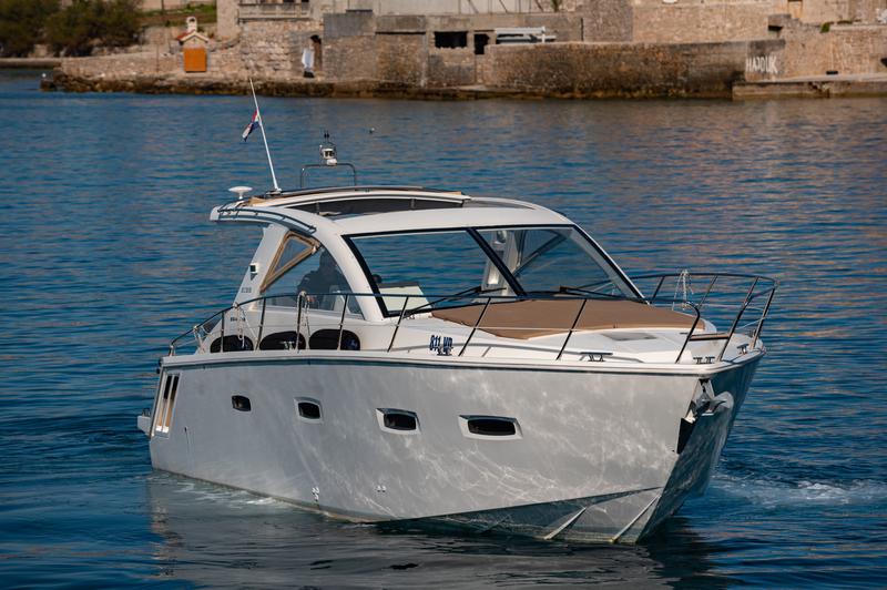 Book yachts online - motorboat - Sealine SC35 - Lara - rent