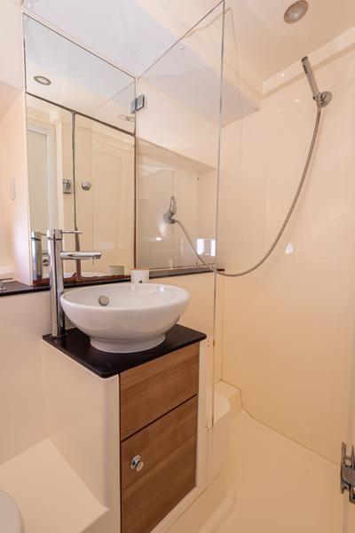 Book yachts online - motorboat - Sealine SC35 - Lara - rent