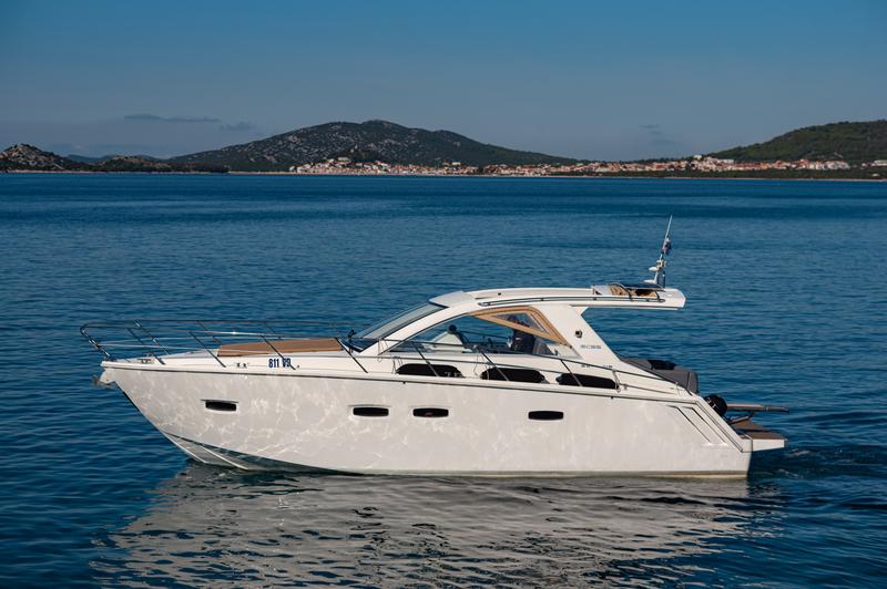 Book yachts online - motorboat - Sealine SC35 - Lara - rent