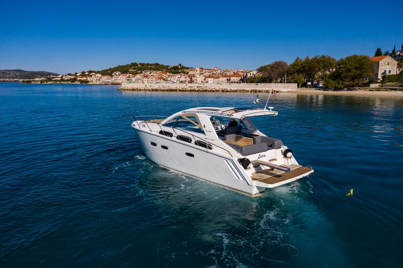 Book yachts online - motorboat - Sealine SC35 - Lara - rent
