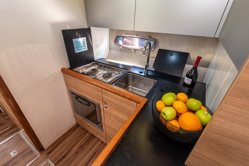 Book yachts online - motorboat - Sealine SC35 - Lara - rent