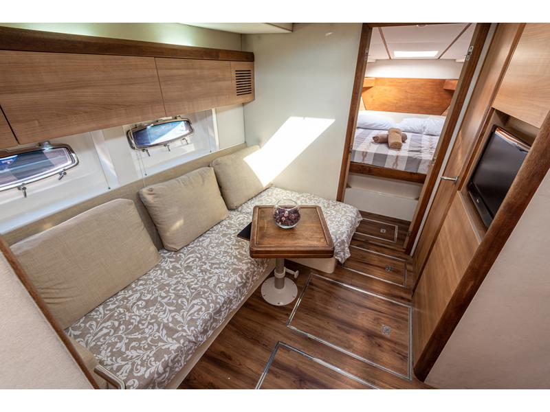 Book yachts online - motorboat - Sealine SC35 - Lara - rent