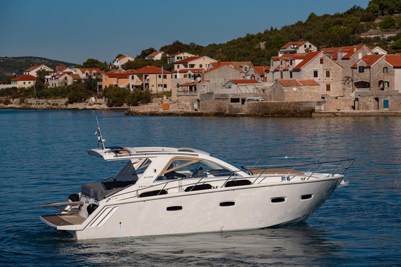Book yachts online - motorboat - Sealine SC35 - Lara - rent
