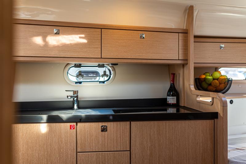 Book yachts online - motorboat - Bavaria 29 Sport - Rina - rent