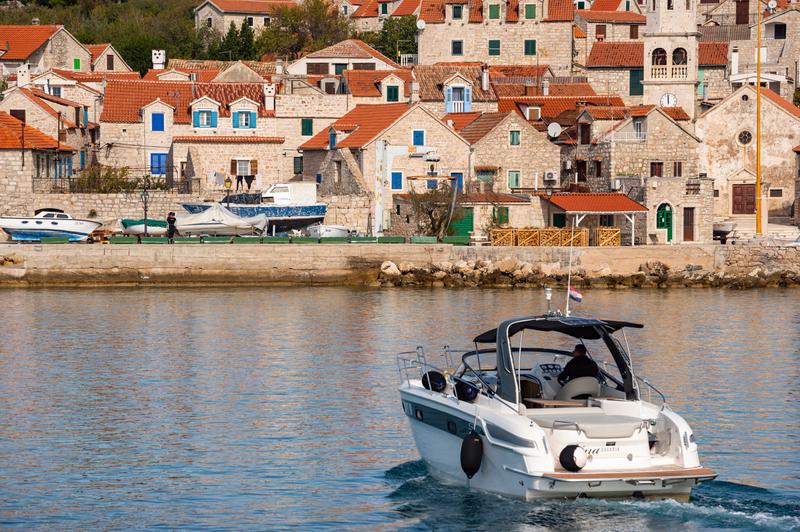 Book yachts online - motorboat - Bavaria 29 Sport - Rina - rent