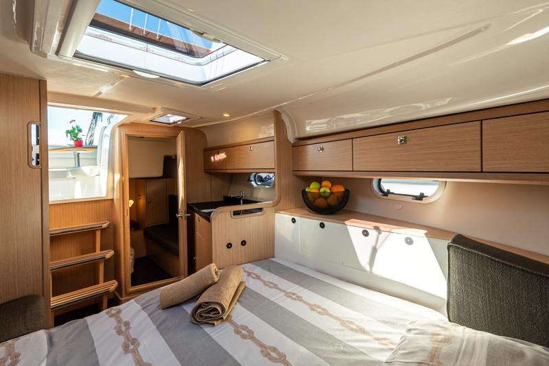 Book yachts online - motorboat - Bavaria 29 Sport - Rina - rent