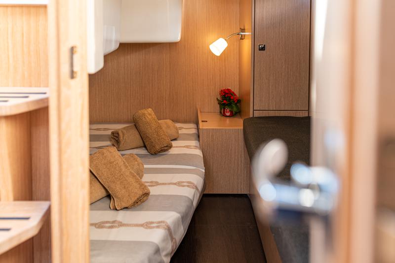 Book yachts online - motorboat - Bavaria 29 Sport - Rina - rent