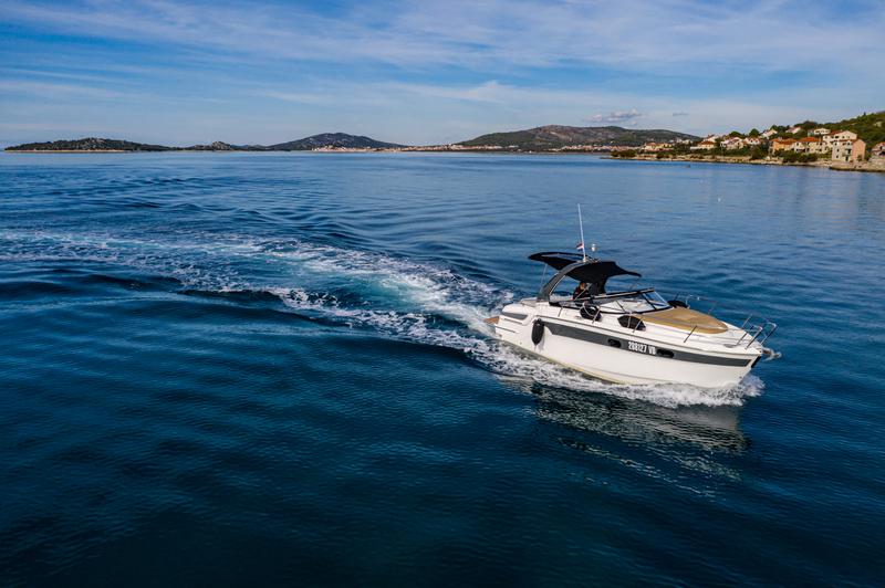 Book yachts online - motorboat - Bavaria 29 Sport - Rina - rent