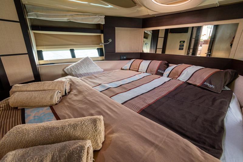 Book yachts online - motorboat - Azimut 43 - Bruna 2 - rent