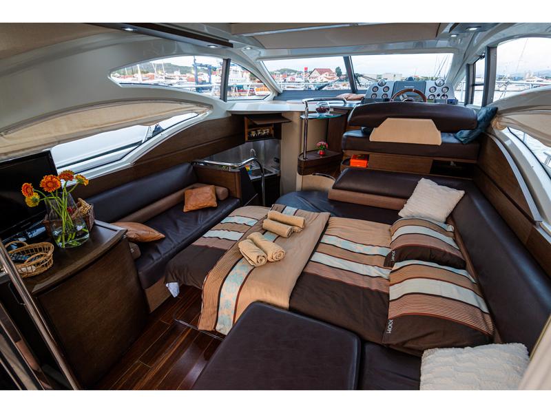 Book yachts online - motorboat - Azimut 43 - Bruna 2 - rent