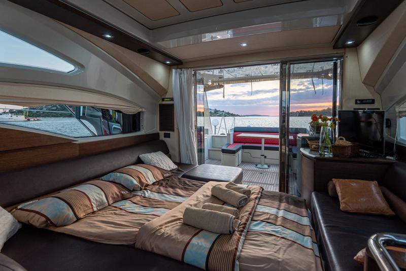 Book yachts online - motorboat - Azimut 43 - Bruna 2 - rent