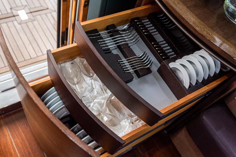 Book yachts online - motorboat - Azimut 43 - Bruna 2 - rent