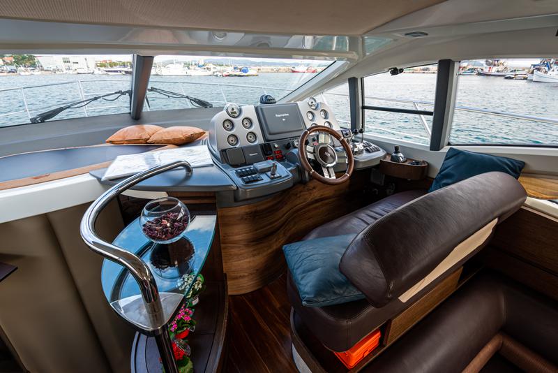 Book yachts online - motorboat - Azimut 43 - Bruna 2 - rent