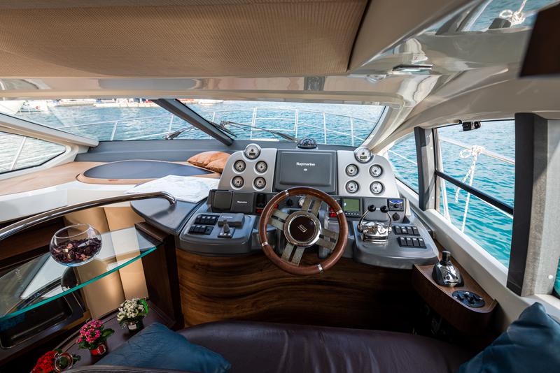 Book yachts online - motorboat - Azimut 43 - Bruna 2 - rent
