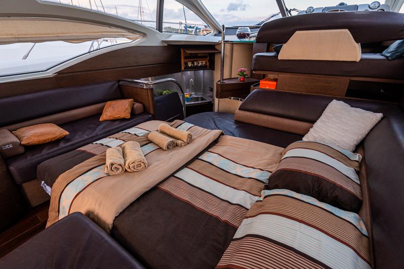 Book yachts online - motorboat - Azimut 43 - Bruna 2 - rent