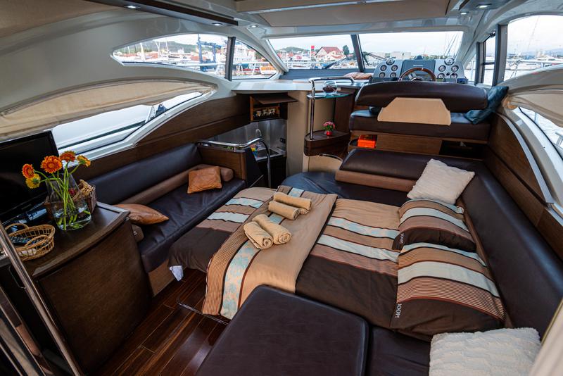 Book yachts online - motorboat - Azimut 43 - Bruna 2 - rent