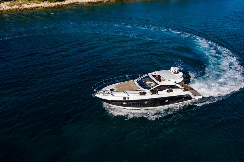 Book yachts online - motorboat - Sessa C35 - Ela - rent