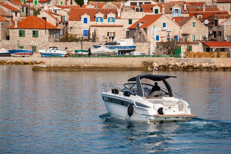 Book yachts online - motorboat - Bavaria 29 Sport - Nena - rent