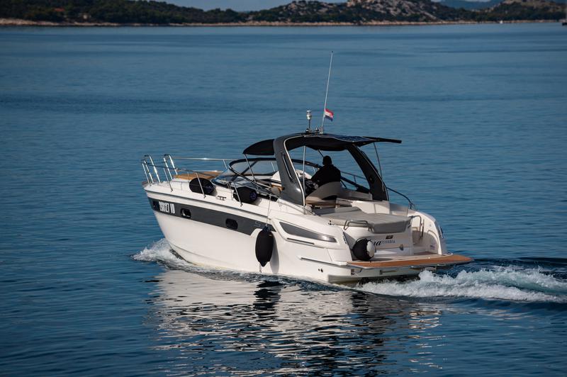 Book yachts online - motorboat - Bavaria 29 Sport - Nena - rent