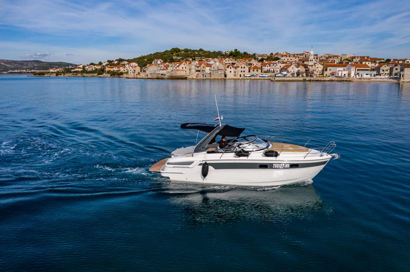 Book yachts online - motorboat - Bavaria 29 Sport - Nena - rent