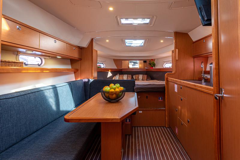 Book yachts online - motorboat - Bavaria 32 Sport - Dora - rent