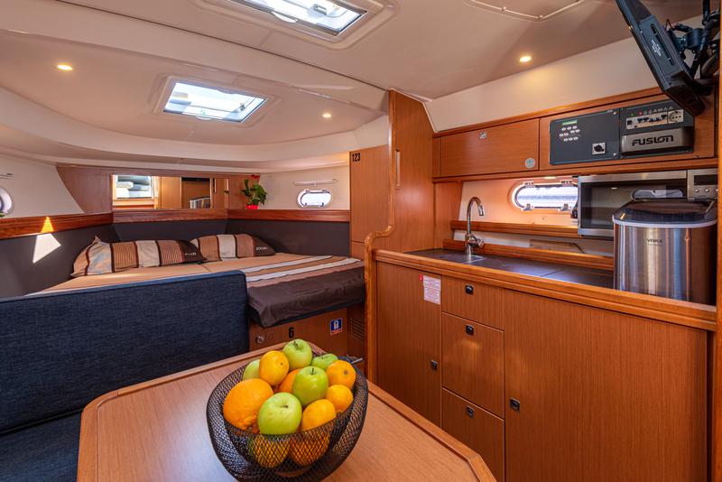 Book yachts online - motorboat - Bavaria 32 Sport - Dora - rent