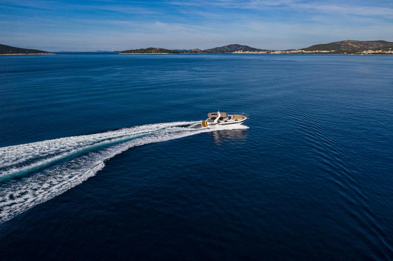 Book yachts online - motorboat - Bavaria 32 Sport - Dora - rent