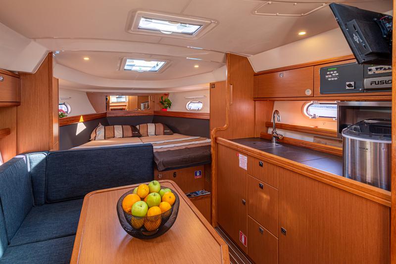 Book yachts online - motorboat - Bavaria 32 Sport - Dora - rent