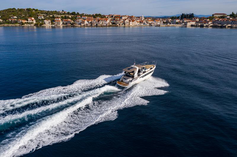 Book yachts online - motorboat - Bavaria 32 Sport - Dora - rent